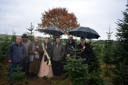 v.l.n.r.: Ralf und Horst Kirschenlohr, 1. Vorsitzender des CBW e.V. Manfred Graf, Weihnachtsbaumkönigin Vanessa Frank, Minister Peter Hauk, Bürgermeister Gemeinde Fahrenbach Jens Wittmann, Ortsvorsteher Trienz Thomas Breitinger